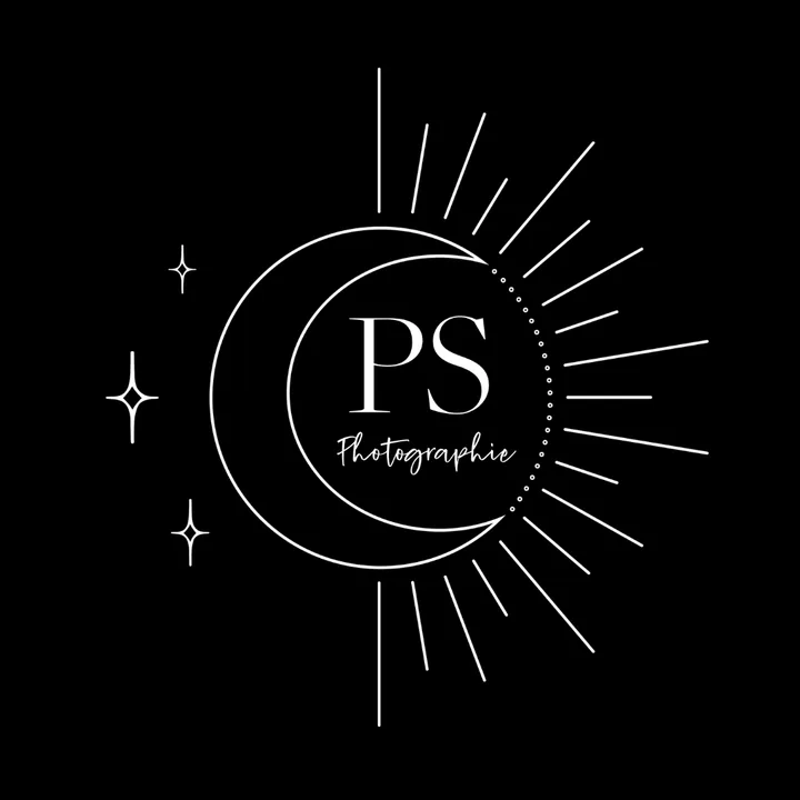 Logo PS Photographie : initiales dans un cercle de lune et de rayons, sur fond noir.
