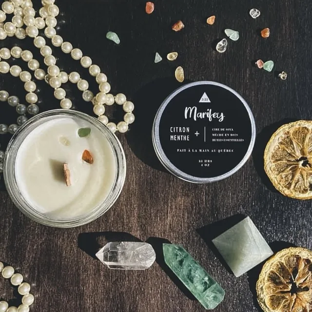 Chandelle Marifey ouverte à côté de sa boîte, avec perles, cristaux et citron séché.