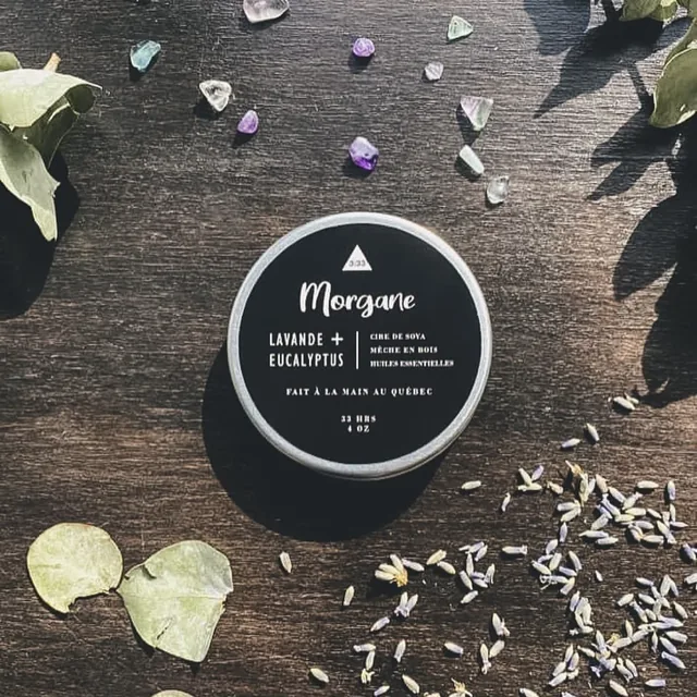 Boîte de la chandelle Morgane lavande et eucalyptus, avec lavande séchée et petits cristaux.